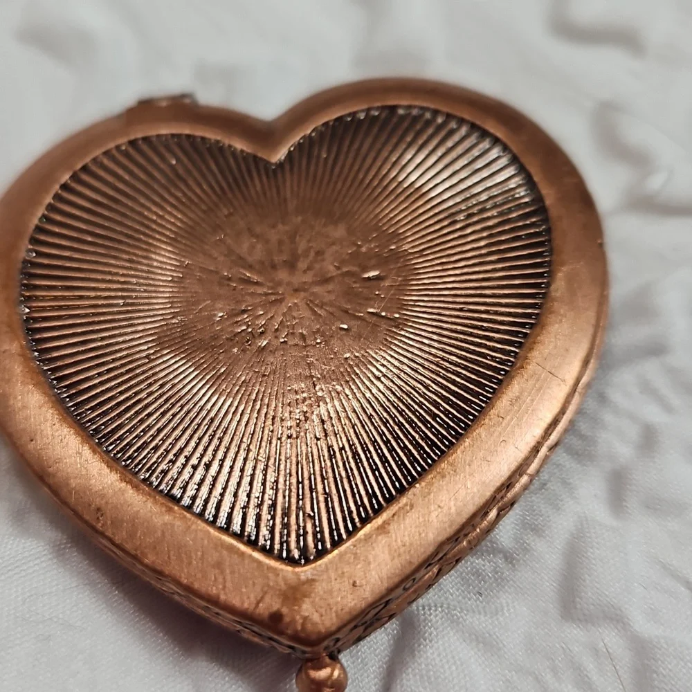HEART SHAPED ENAMEL COMPACT WITH DUAL MIRROR 2